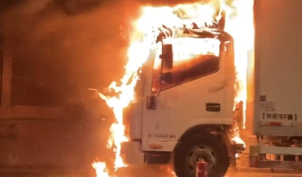 华亿配资 S20外环高速一辆厢式货车起火 幸无人员伤亡