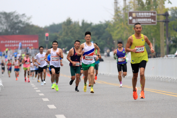 卢深策略 德阳市广汉三星堆半程马拉松开跑 7000名跑者乐游古今文化长廊